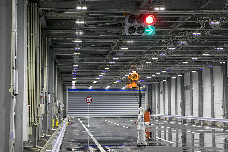施設内には信号機、標識、歩行者ダミーなどがあり、雨や霧のなかでシステムがこれらを認識できるかチェックする