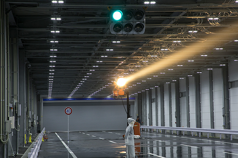 その代わりに、投光器による日光が直接当たるシーンのデモを行なった。投光器は照射角度を自在にセット可能。朝日や夕陽が真正面から当たっても、センサーやカメラなどシステムの周辺環境認識能力が保たれているかを見る