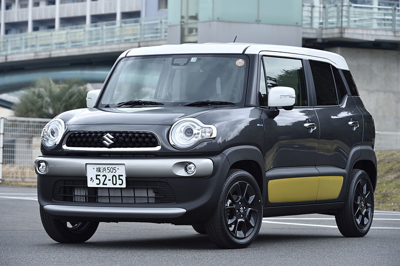 クロスビー HYBRID MZ（ミネラルグレーメタリック 3トーンコーディネート）。ボディサイズは3760×1670×1705mm（全長×全幅×全高）、ホイールベースは2435mm。車両重量は2WD（FF）車が960kg、4WD車（写真）が1000kg