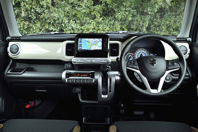 2本のパイプフレームをモチーフに使い、水平基調で広々と力強いデザインが与えられたインパネ。全車オーディオレス仕様で、写真内の「全方位モニター対応ナビゲーション」はディーラーオプション