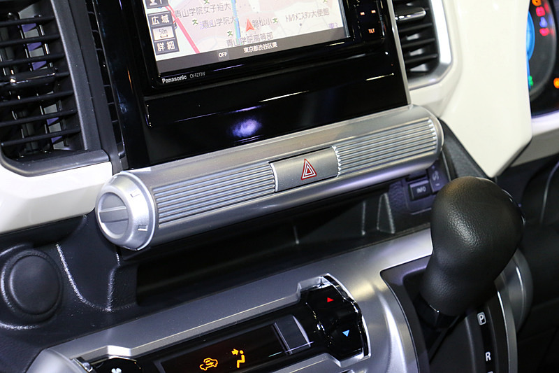 2WD車はハザードスイッチのみを用意