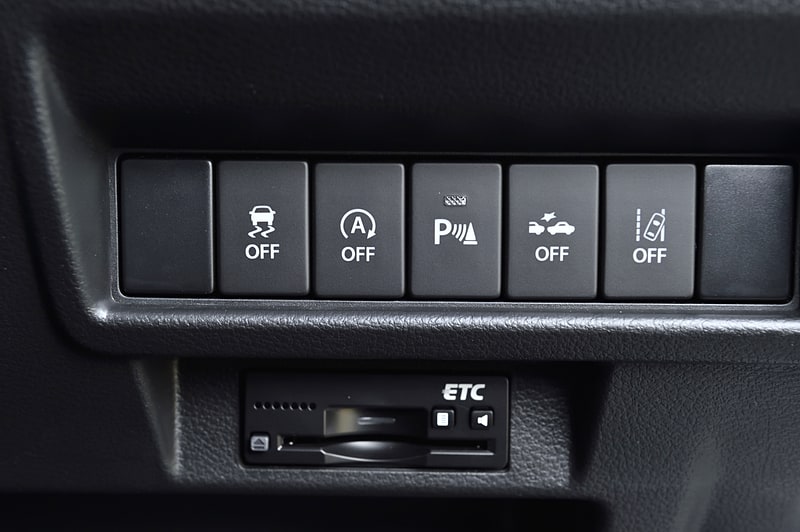 運転席の右前方側に「デュアルセンサーブレーキサポート」や「ふらつき警報機能」などのON/OFFスイッチを設置