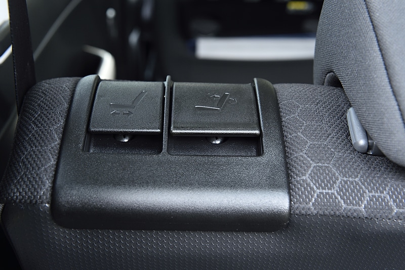 後席のシートバック肩口に前後スライドとリクライニングの操作レバーを用意