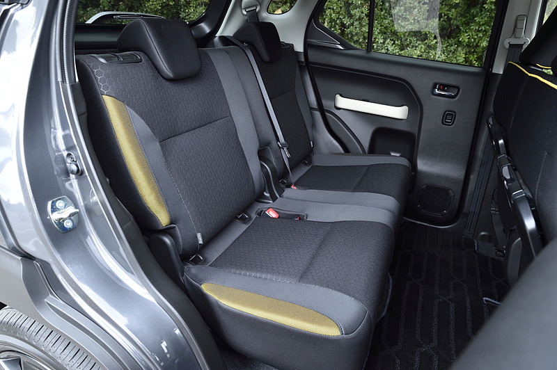 シート表皮は全車ファブリック。HYBRID MZは座面がはっ水加工となる