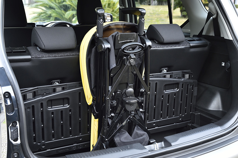 2WD車のラゲッジアンダーボックスは深さがあり、ベビーカーを縦置き収納しても後方視界に影響を与えにくい