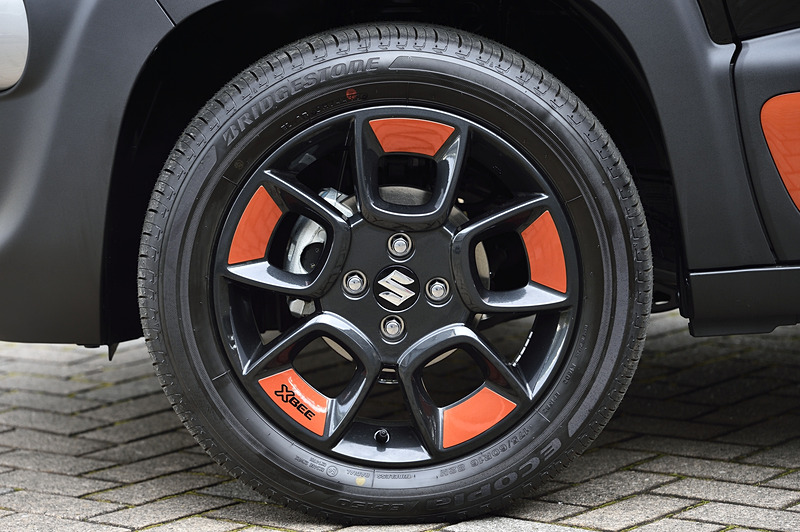 オレンジ色のバンパーガーニッシュやドアスプラッシュガードパネル、ホイールアクセント、ボンネットやルーフのデカールを追加してスポーティさを強調