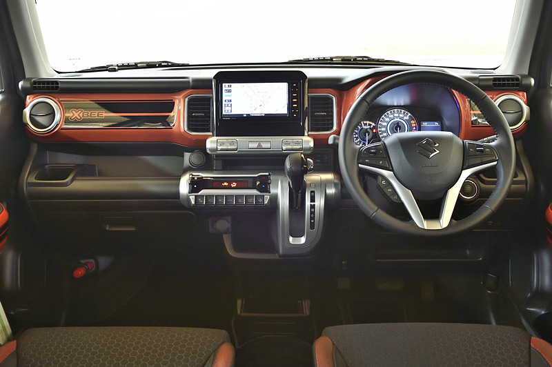 インパネガーニッシュはオレンジ（写真）のほか、イエロー、レッド、ブラック、グレーの計5色を用意