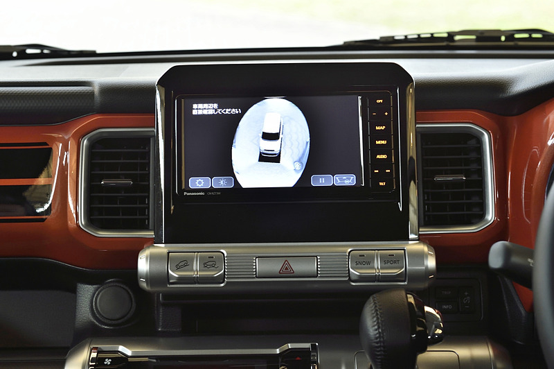 システム起動時に全方位モニターに表示される「3Dビュー」で、走り出す前に車両の周辺状況を気軽に確認できる。写真の「室外視点」のほか、車内からボディを透過しているように表示する「室内視点」も選択可能