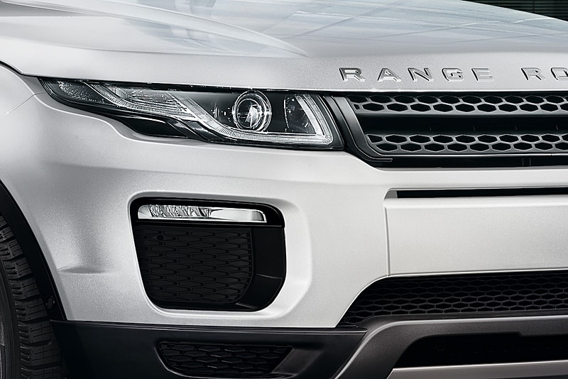 ボディカラーはナルヴィックブラック（40台）とフジホワイト（60台）の2色を用意。エクステリアでは18インチの5スプリットスポークアロイホイールを特別装備する