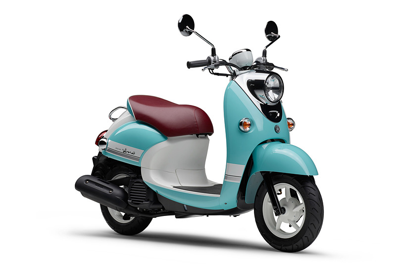 シアン＆ホワイトの配色とメッキパーツの使用などによって“レトロイメージ”を強調している