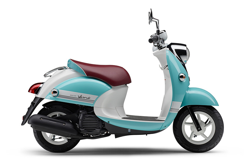 シアン＆ホワイトの配色とメッキパーツの使用などによって“レトロイメージ”を強調している