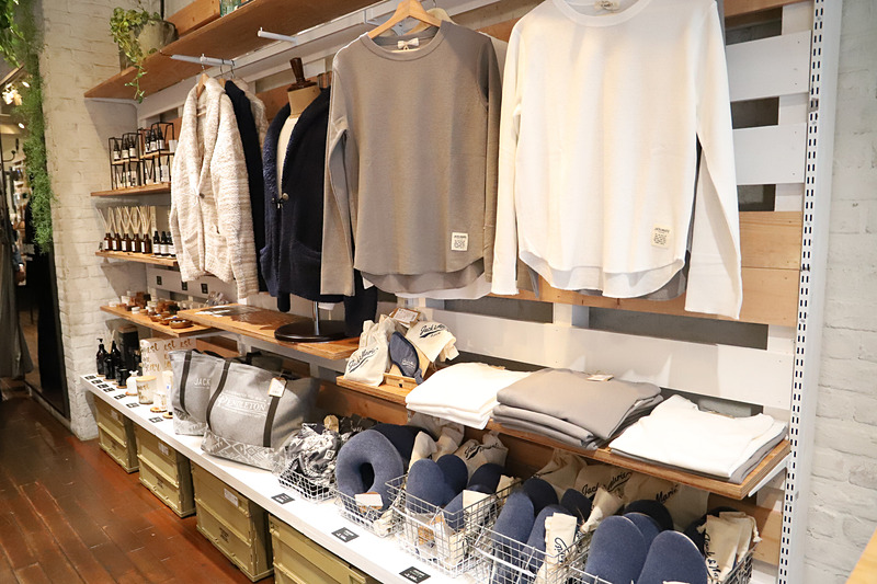 店舗に入るとまず目に入るのはアパレル用品。アロマの香りがする落ち着いた雰囲気の雑貨店という感じ