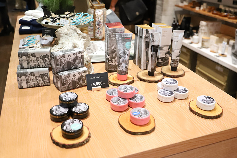 ハンド＆ボディバームやヘアゴムに加え、バッヂなどもあって落ち着いた雰囲気の雑貨店という感じ