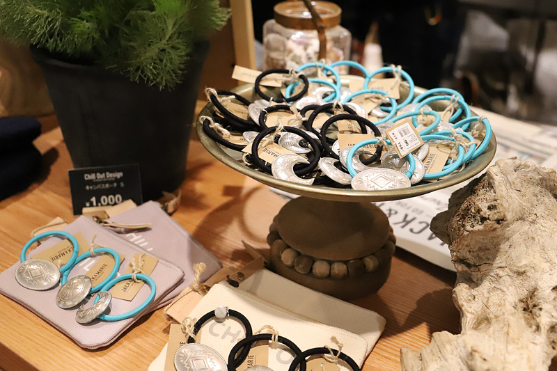 ハンド＆ボディバームやヘアゴムに加え、バッヂなどもあって落ち着いた雰囲気の雑貨店という感じ