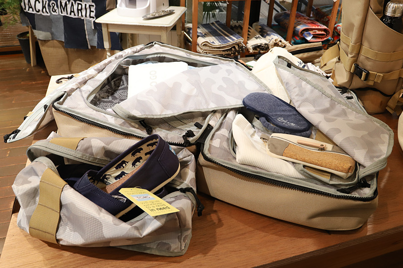 旅行の際に活躍しそうなバッグやポーチなどの小物もある