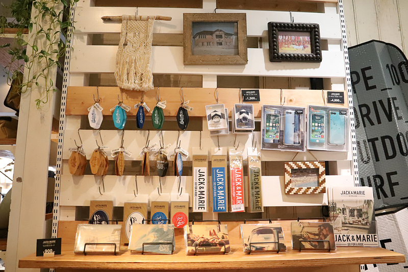 ステッカーやキーホルダーに加え、ポストカードやスマホケースなど日常使いもできる小物も