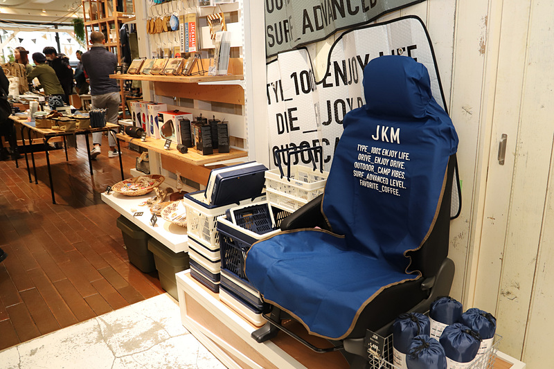 お店の奥へ歩を進めると、これまでのナチュラルなテイストから一転してガレージのような雰囲気のスペースに、派生ブランドの「JKM」や「GORDON MILLER」のカー用品が置かれている