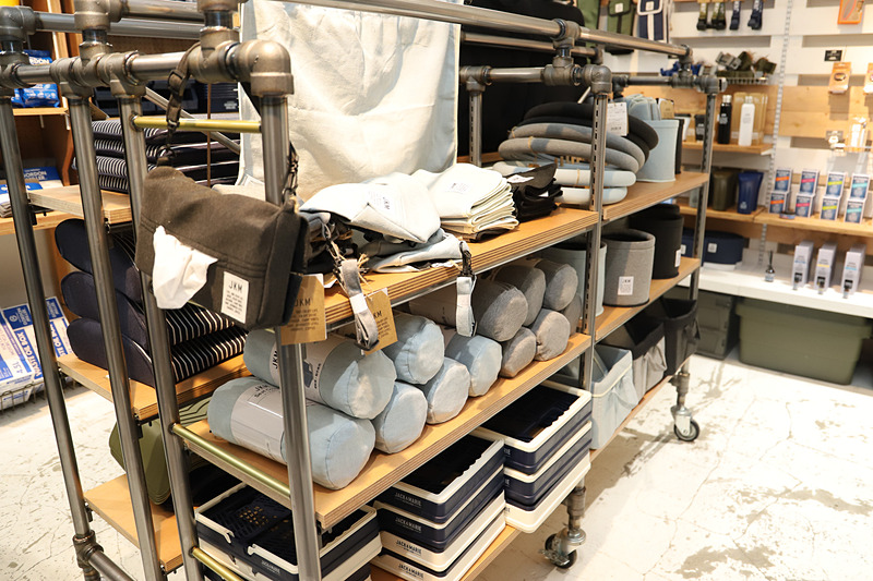 「心躍るカーライフを車内も出先もカッコよく」をテーマにした派生ブランドのJKMもシンプル＆ナチュラルなテイスト