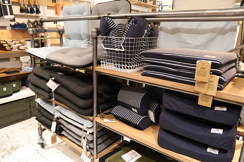 ハンドルカバーやシートクッションなどは優しい手触りのコットン素材