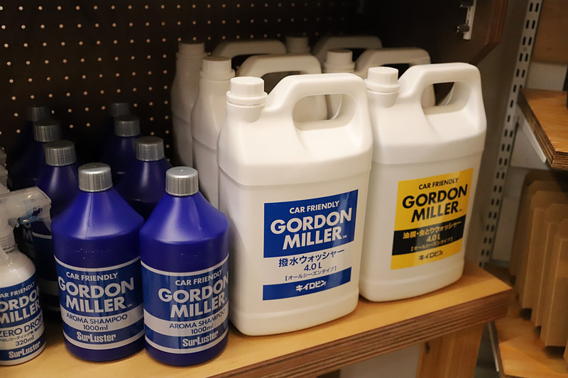 JACK＆MARIEの派生ブランド「GORDON MILLER」では、「～CAR FRIENDLY～ 心躍るガレージライフを愛車も自分もご機嫌に」をテーマに、ウォッシャー液などのカーメンテナンス用品をオシャレなパッケージに変更
