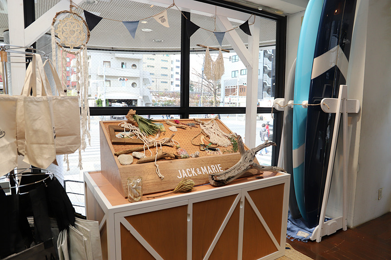 サーフボードや流木など、JACK＆MARIEの世界観をイメージしたデコレーションも行なわれている