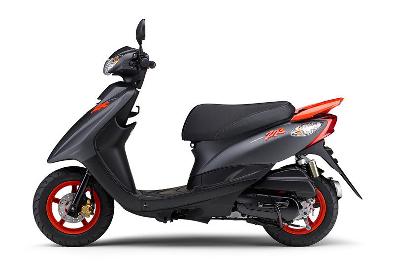 マットグレーのボディにアクセントカラーとなるオレンジを使うことで、質感の高さとスポーティな印象を表現する