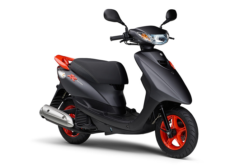 マットグレーのボディにアクセントカラーとなるオレンジを使うことで、質感の高さとスポーティな印象を表現する