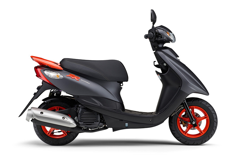 マットグレーのボディにアクセントカラーとなるオレンジを使うことで、質感の高さとスポーティな印象を表現する