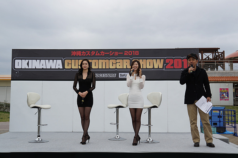 那覇空港に着陸する飛行機が会場の真上を通過する