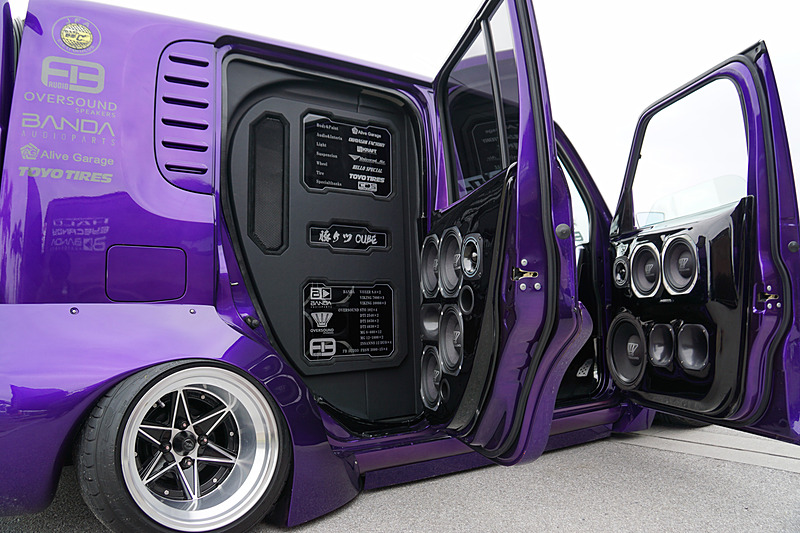 会場で異彩を放っていたキューブのカスタムカー。後部座席のスペースまでスピーカーが仕込まれている