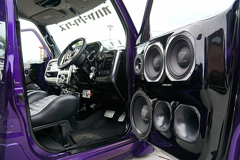 会場で異彩を放っていたキューブのカスタムカー。後部座席のスペースまでスピーカーが仕込まれている