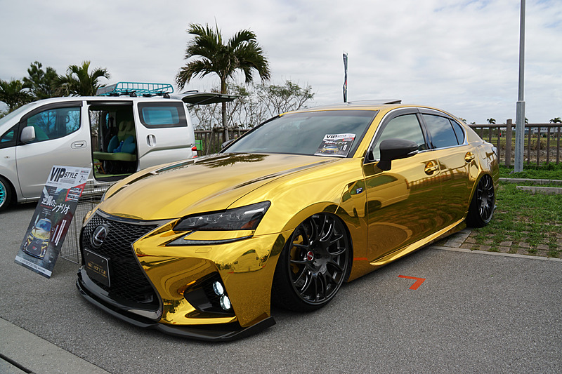 金色のレクサス車