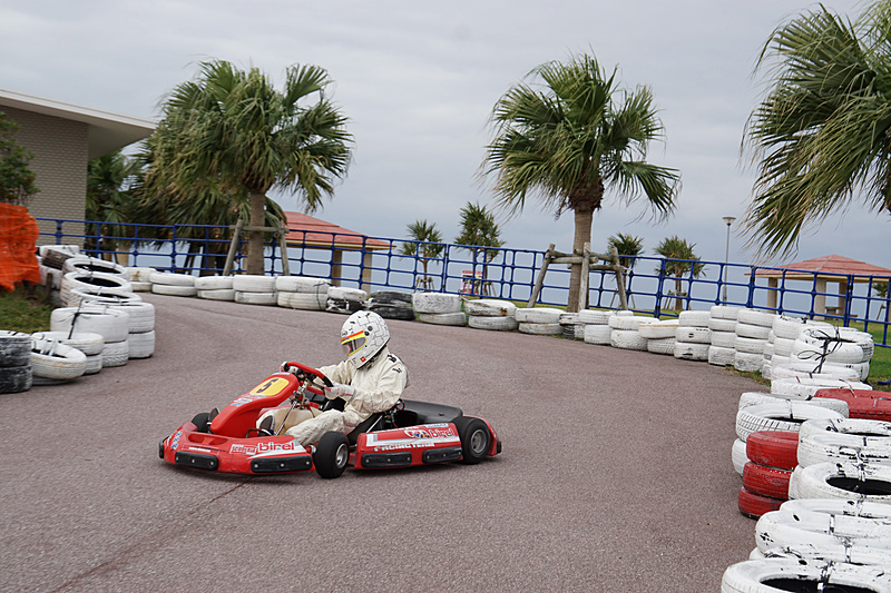 参加者を乗せたドリフト走行の同乗体験や、プロドライバーによるドリフト走行が披露される