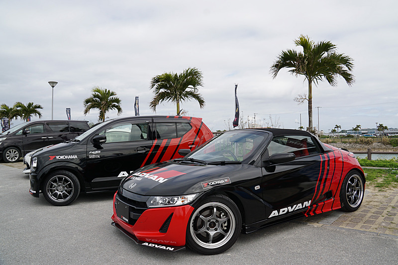 ADVANカラーのアルトとS660を展示した横浜ゴムのブース