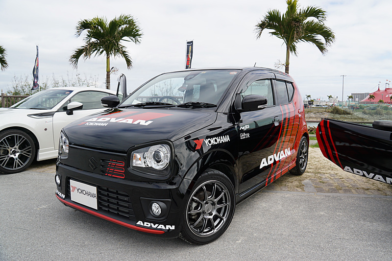 ADVANカラーのアルトとS660を展示した横浜ゴムのブース