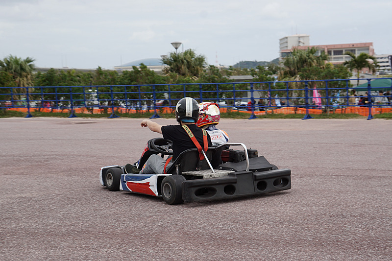 参加者を乗せたドリフト走行の同乗体験や、プロドライバーによるドリフト走行が披露される