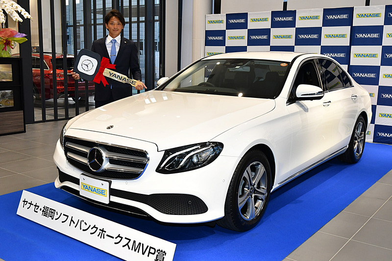 福岡ソフトバンクホークスの東浜巨選手にMVP賞として「E 200 アヴァンギャルド」が納車された