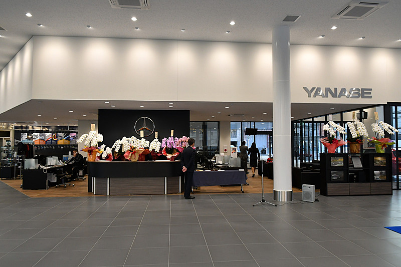 まだ新築の香りが残る店内