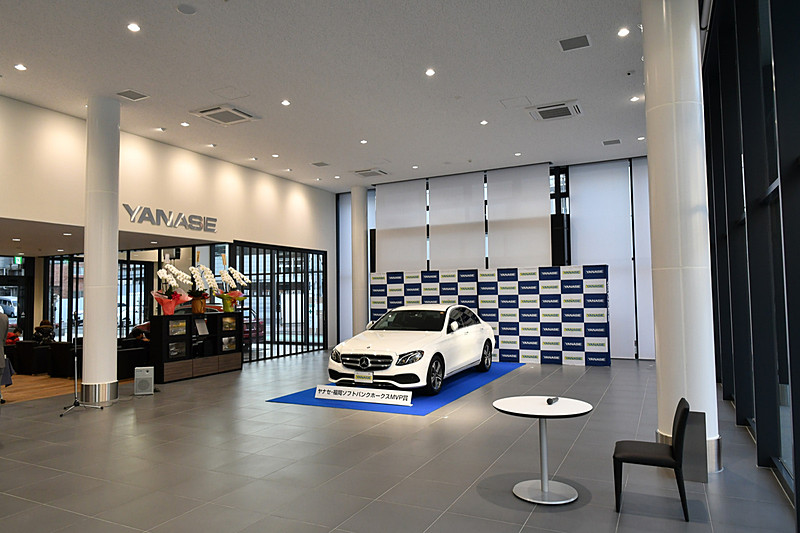 東浜選手を待つ「E 200 アヴァンギャルド」