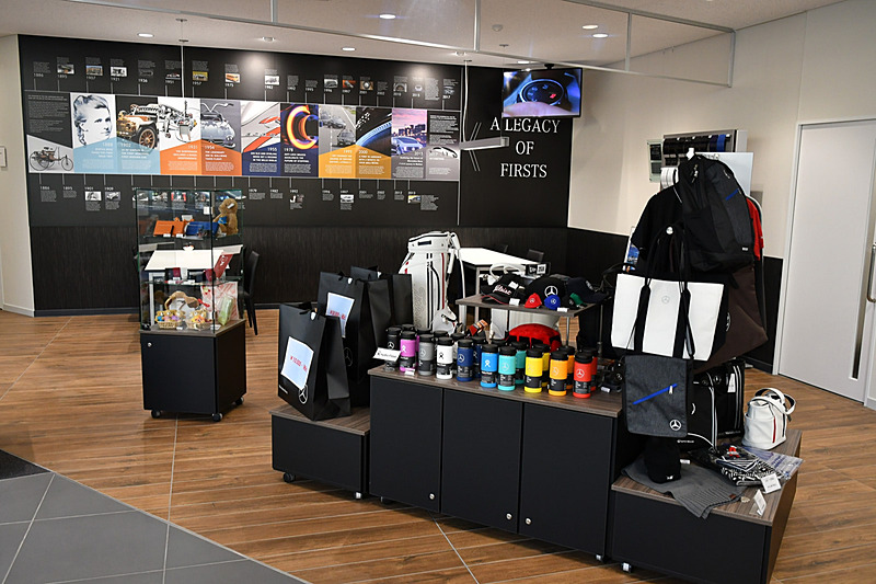 一角にはメルセデス・ベンツのグッズや、歴史年表のボードが掲示されるスペースも