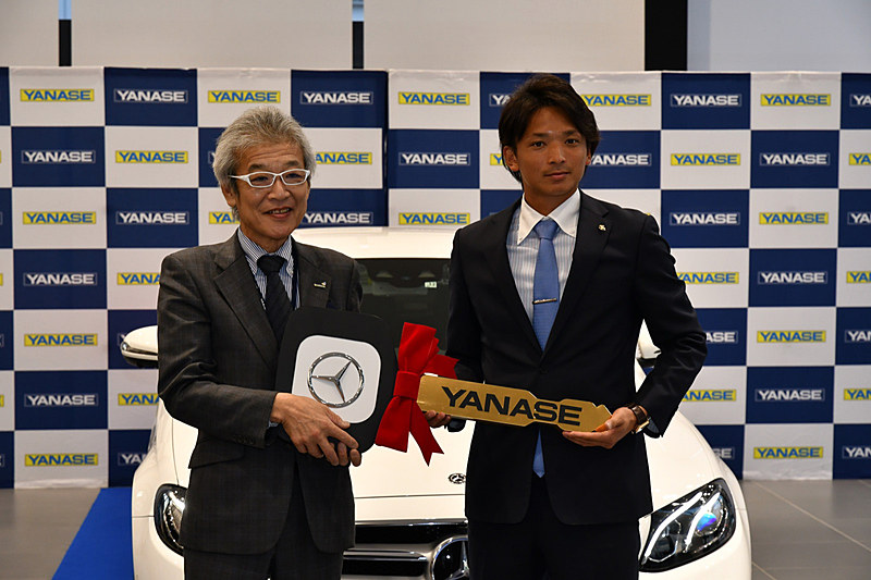 ヤナセ九州 営業本部長 土井肇氏からマスコットキーが手渡される