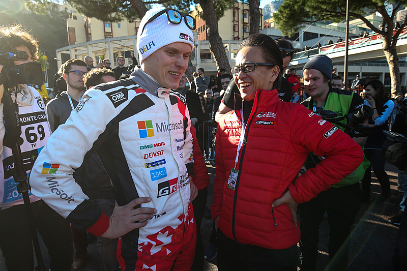 左からオット・タナック選手とトヨタ自動車 副社長 GAZOO Racing Company プレジデントの友山茂樹氏