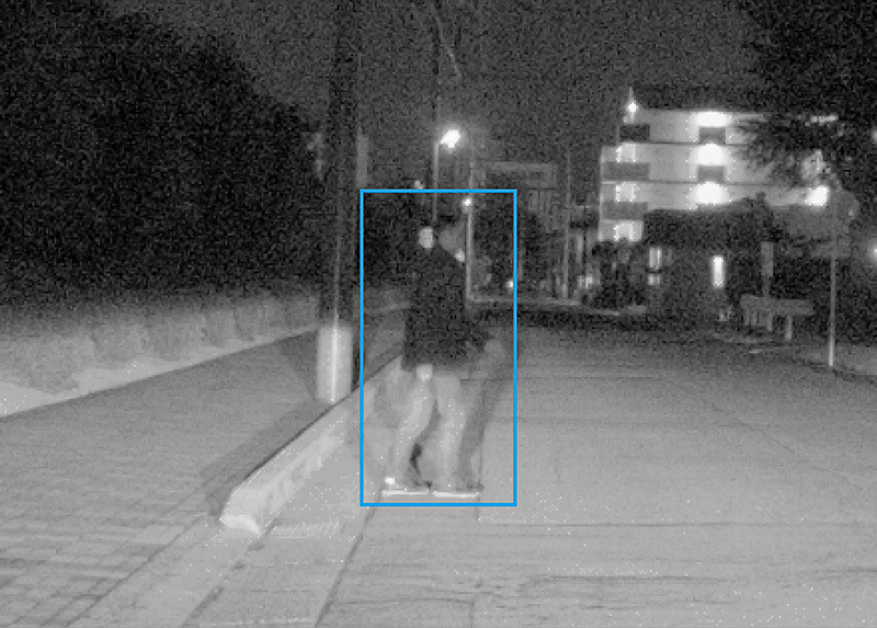 夜間の歩行者を肉眼で見た場合（左）と、新型画像センサーで見た場合（右）の認識性能イメージ