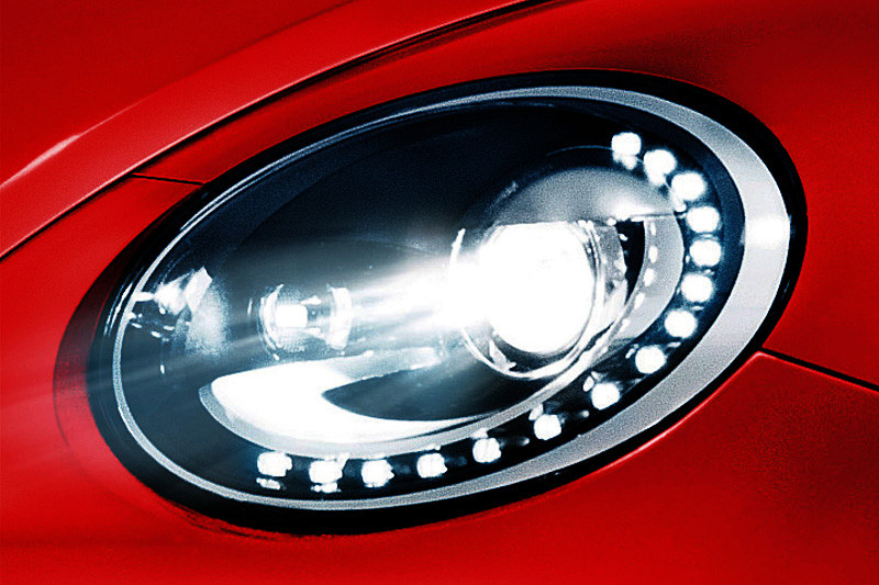 バイキセノンヘッドライト（ハイトコントロール機能付）