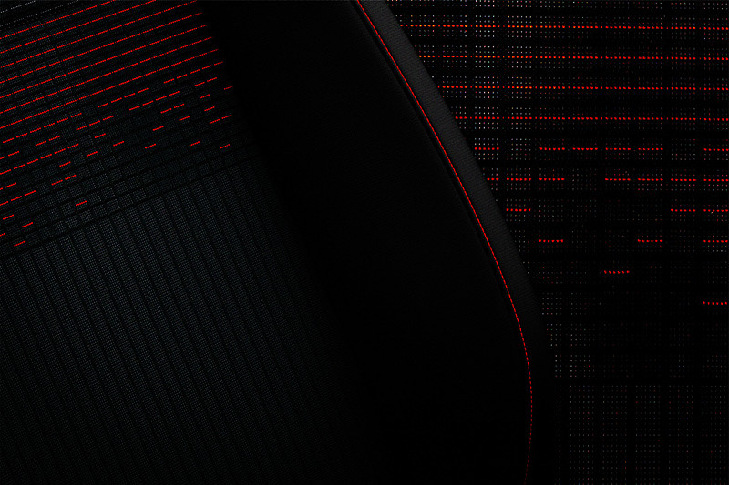 ブラックに赤のステッチをアクセントに加え、イコライザーをイメージさせる専用のシートを装着