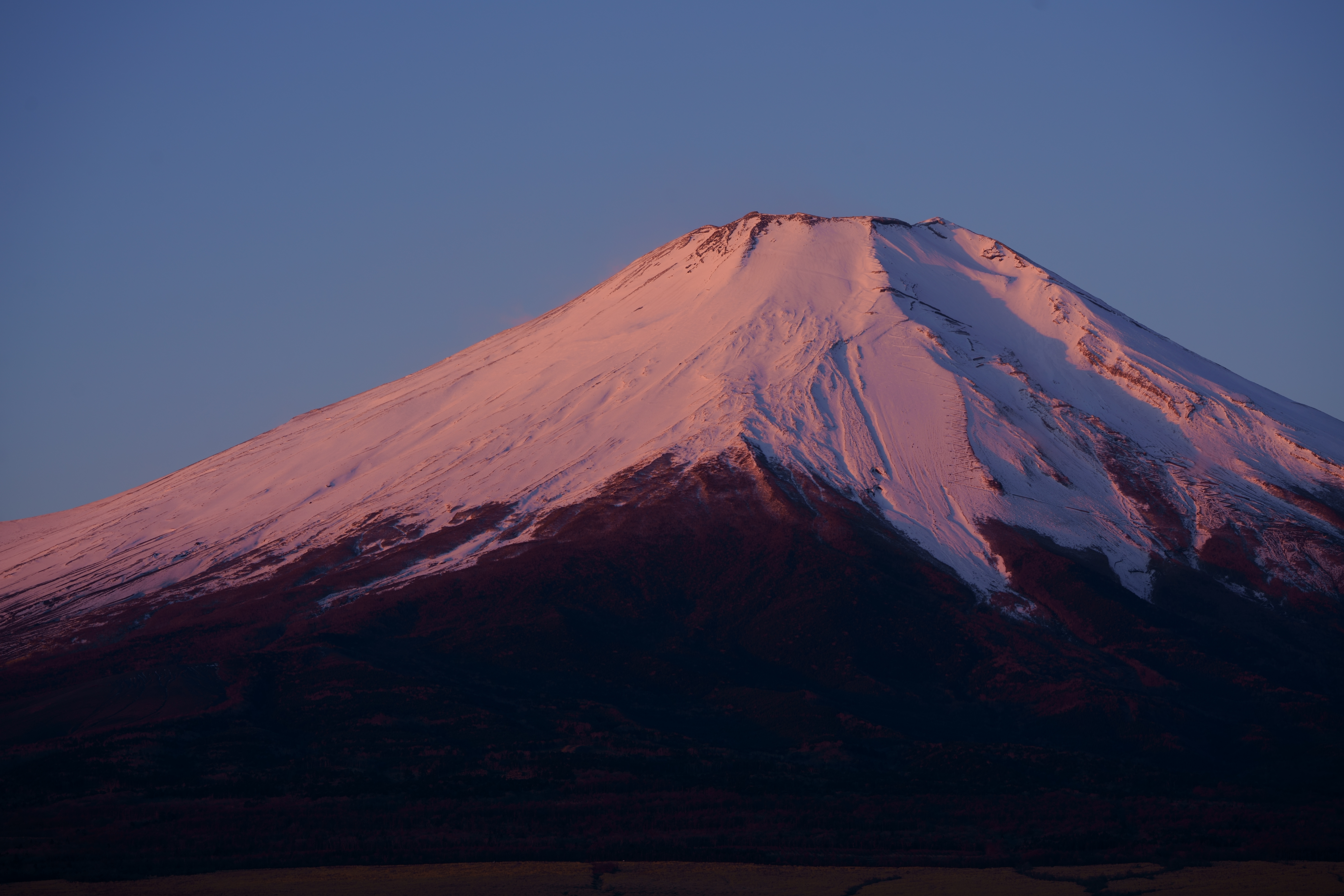 【作例】朝日が反射して富士山がピンク色に染まる。東の空がクリアで澄み渡っていて赤みが少し足りないので、クリエイティブスタイルを［ディープ］に変更してローキー仕上げに。さらに［コントラスト］と［彩度］を［+1］にして、赤みを強調してみた。撮影データ/ソニーα7R III FE100-400mm F4.5-5.6 GM OSS（121mm域） 絞り優先オート F8 1/30秒 -0.3EV ISO100 WB：太陽光 クリエイティブスタイル：ディープ（コントラスト+1、彩度+1） PSMSのRAWを1ショットだけ合成せずに現像