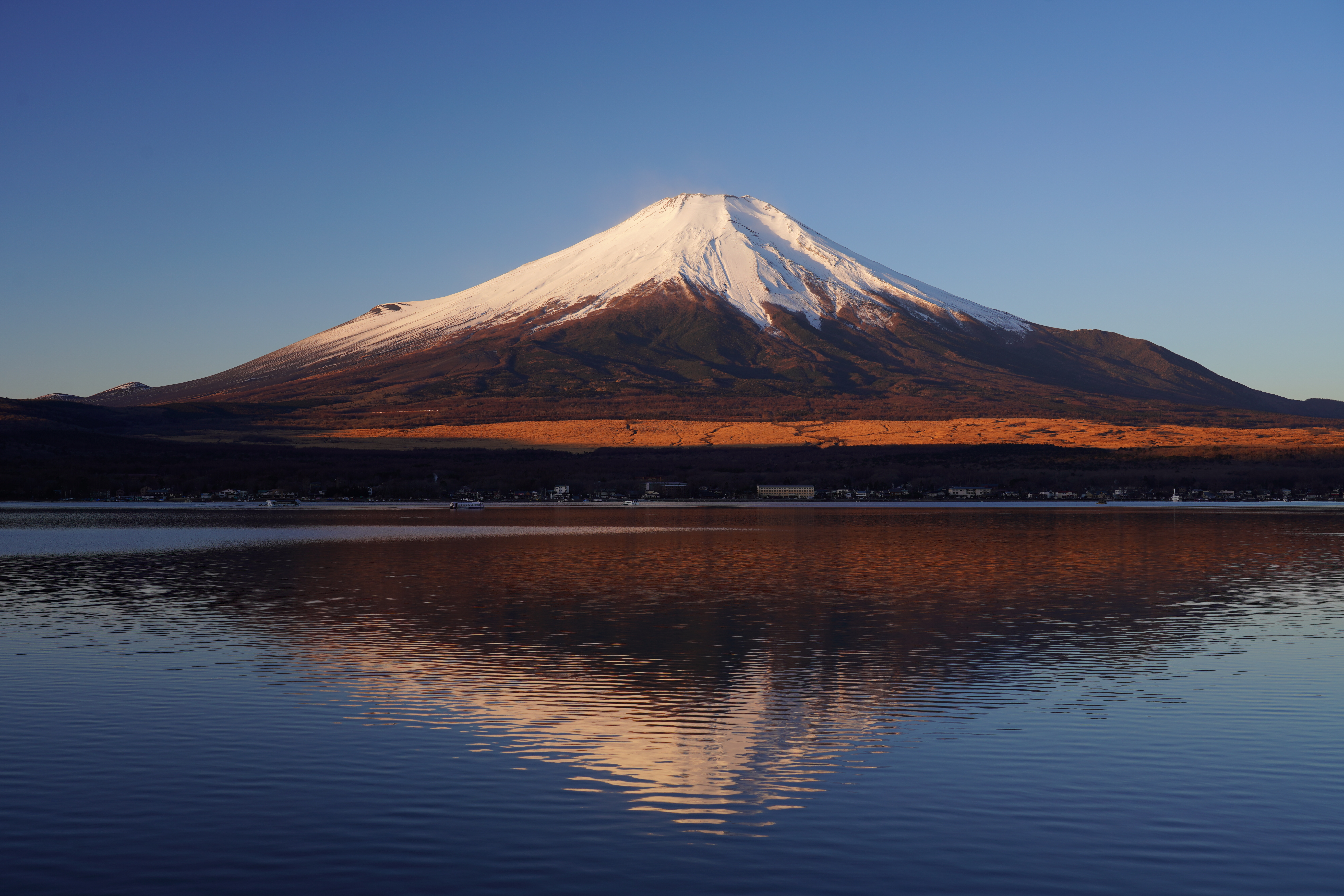 【作例】太陽の光が地表付近にも当たるころになると富士山の赤みもかなり薄くなってくるが、コントラストが高くなり、湖面にも逆さ富士がクッキリと映る。さざ波があるので、きれいな逆さ富士でないのがちょっと残念。撮影データ/ソニーα7R III FE24-105mm F4 G OSS（41mm域） 絞り優先オート F9 1/25秒 ISO100 WB：太陽光（アンバー1） クリエイティブスタイル：ディープ（コントラスト+1、彩度+1）