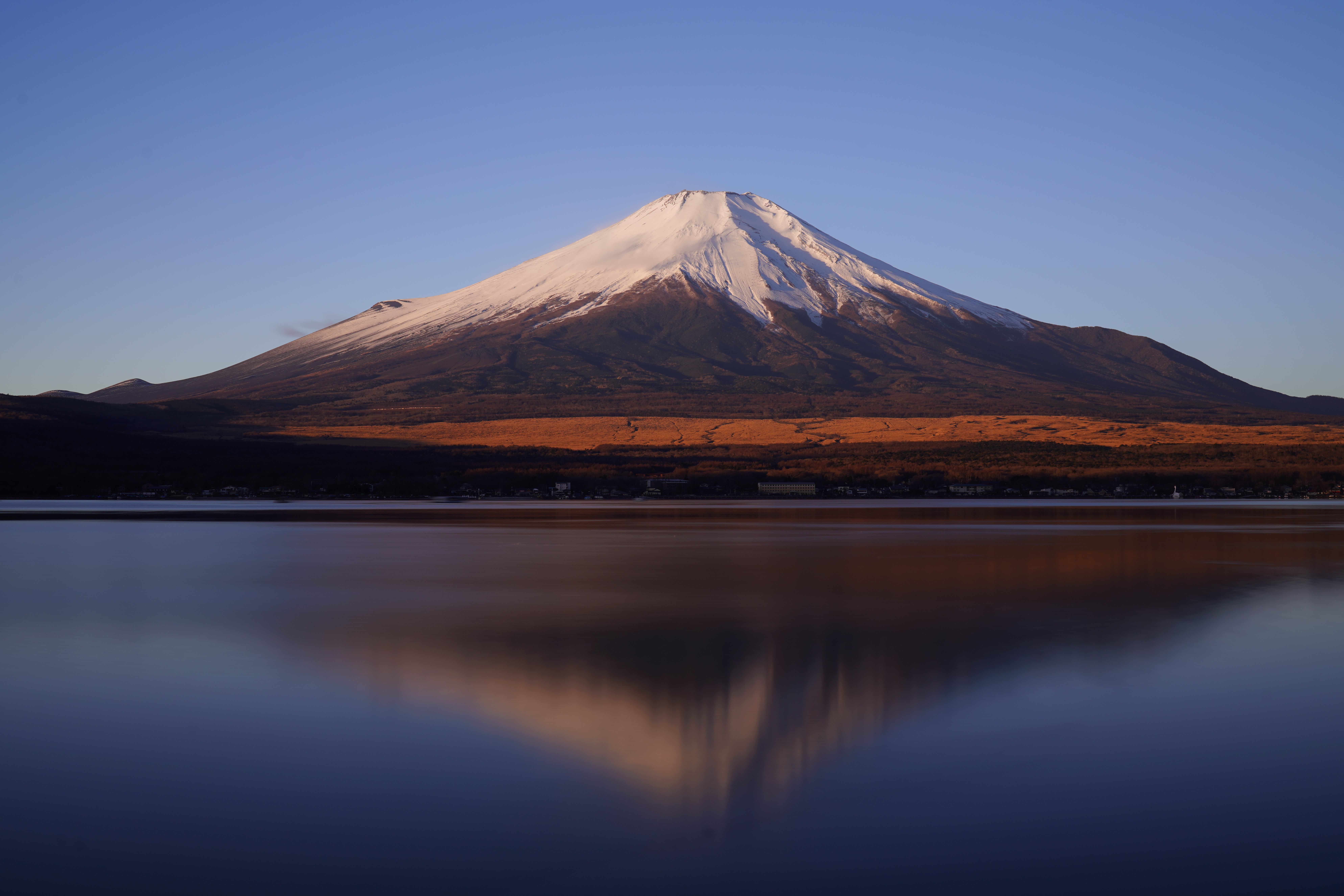 【作例】高濃度NDフィルターを使って光量を落とし、30秒という長時間露出で撮影。湖面のさざ波が長時間露出で平滑化されている。本当に鏡のように静かな湖面に映ったクリアな逆さ富士にはほど遠いが、静寂さを感じる仕上がりとなった。撮影データ/ソニーα7R III FE24-105mm F4 G OSS（41mm域） 絞り優先オート F10 30秒 ISO100 WB：太陽光（アンバー1） クリエイティブスタイル：ディープ（コントラスト+1、彩度+1） NiSi ND2000フィルター使用