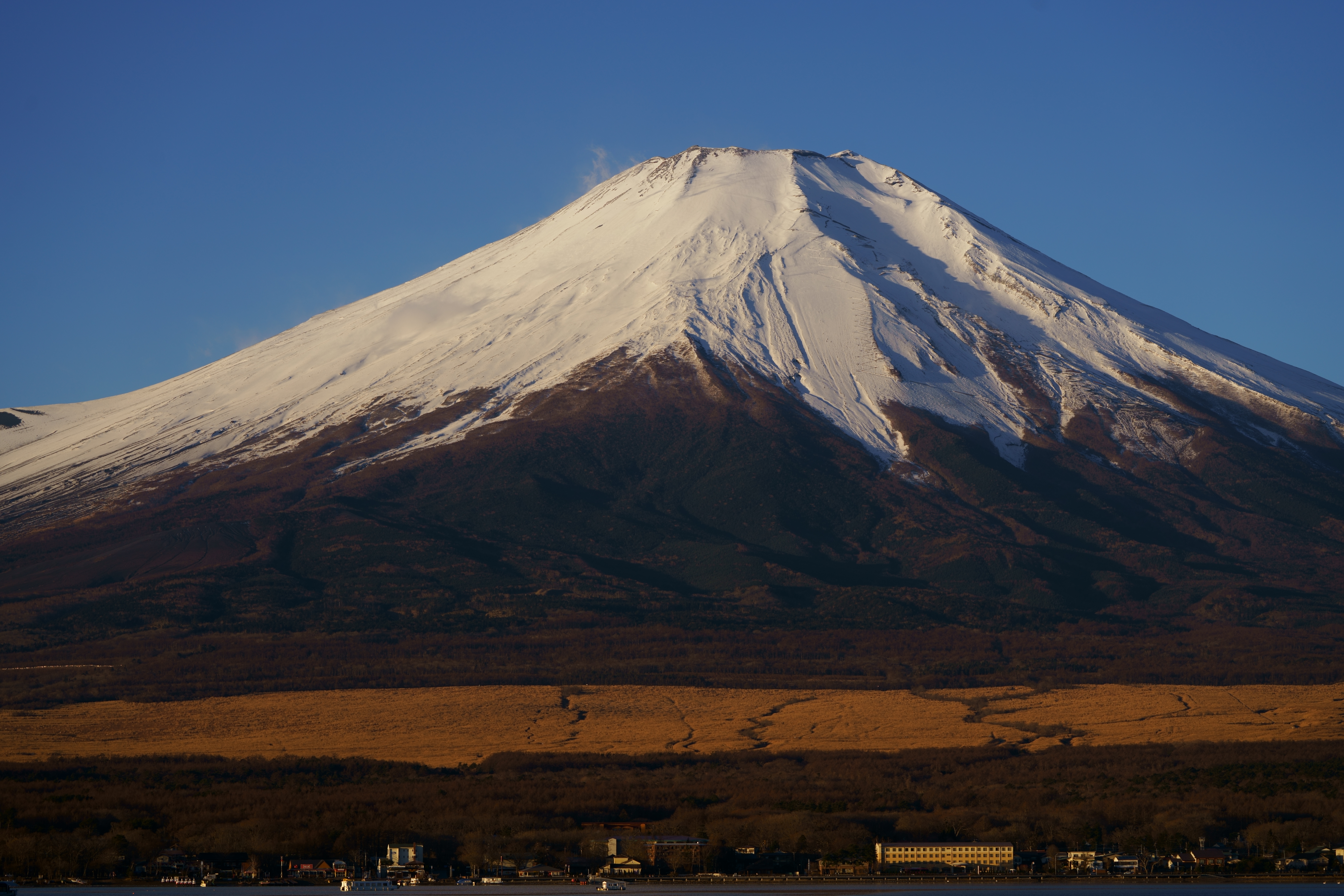 【作例】太陽の高度も高くなり、富士山のコントラストもかなり高くなってきたので、富士山の裾野まで入れて撮影。この時期の富士山としては積雪が少ない気もするが、これくらいのほうが山肌のディテールがより鮮明に見える。撮影データ/ソニーα7RI II FE100-400mm F4.5-5.6 GM OSS（100mm域） 絞り優先オート F7.1 1/320秒 ISO100 WB：太陽光（アンバー1） クリエイティブスタイル：ディープ（コントラスト+1、彩度+1） PSMSのRAWを1ショットだけ合成せずに現像