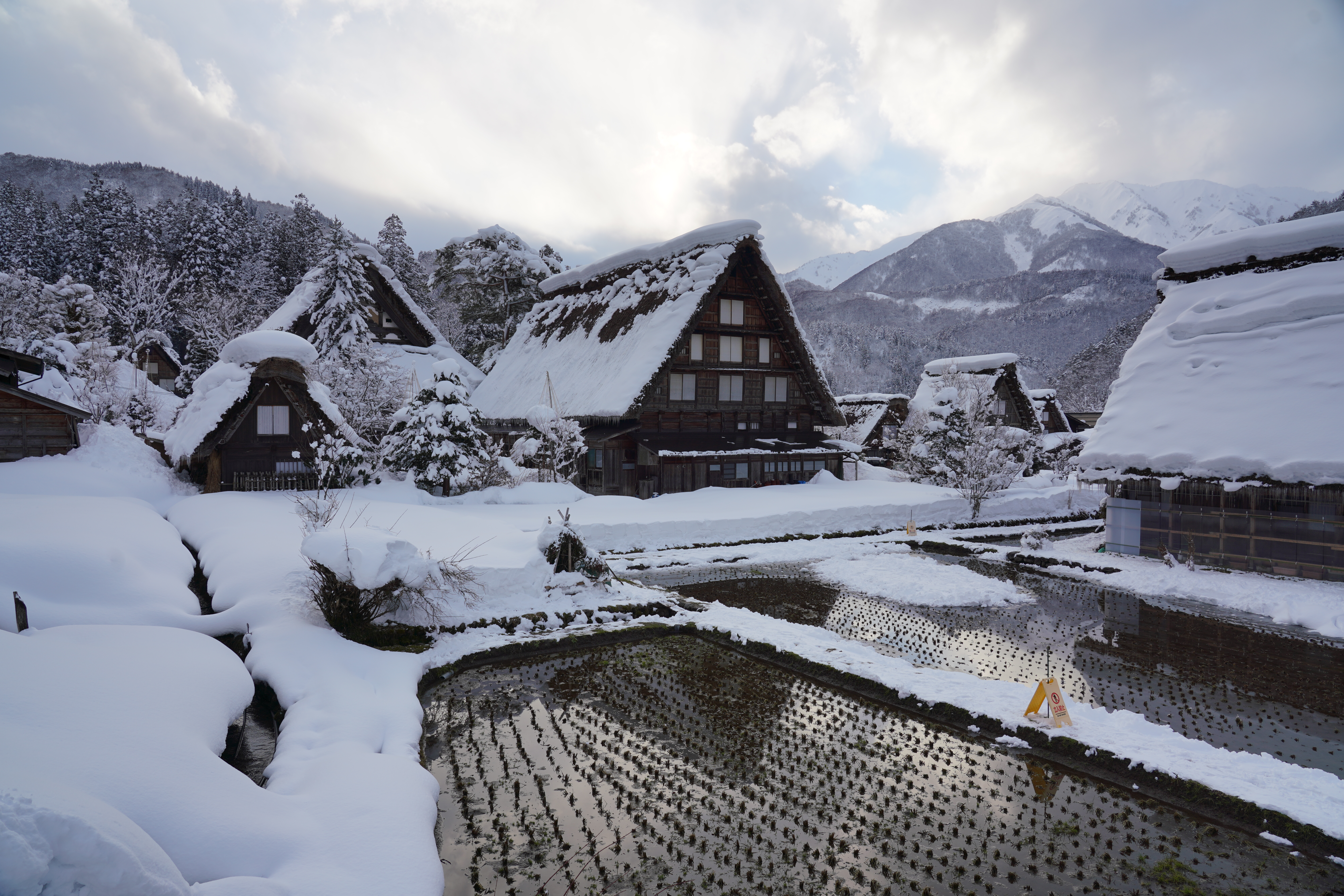 【作例】田んぼのあぜ道に「立ち入り禁止」の立て札があるのが気になるが、せっかく来たのでとりあえずパチリ。もっと雪が降って積雪すれば、この立て札も埋まって見えなくなってしまうに違いない。そのときがシャッターチャンスだ。撮影データ/ソニーα7R III FE24-105mm F4 G OSS（24mm域） 絞り優先オート F8 1/160秒 -7EV ISO100 WB：オート0（ホワイト優先） クリエイティブスタイル：スタンダード DRO：Lv5